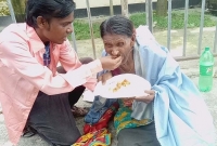  ছিন্নমূল অসহায়, অনাথ মানুষের মুখে 'ভালো খাবার' তুলে দিলেন হিরো আলম