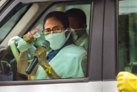 করোনার ভয়ে মুখ ফেরালেন পড়শিরা, বৃদ্ধকে হাসপাতালে ভর্তি করালেন মমতা ব্যানার্জী