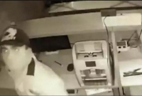 কাটার দিয়ে ব্যাংকের সিন্দুক কা'টতে গিয়ে নিজের গলাই কে'টে ফেললো চোর