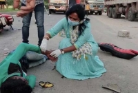 করোনার ভয়ে মুখ ফেরালেন পথচারীরা, দু'র্ঘ'টনায় আহ'তের সাহায্যে ছুটে এলেন মহিলা নেত্রী