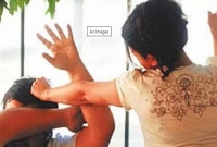 আলুর তরকারি খেতে চাননি, স্বামীকে বেধ'ড়ক পি'টিয়ে হাসপাতালে পাঠালেন স্ত্রী!