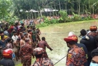 পুকুরে মাইক্রোবাস, একই পরিবারের ৮ জন নিহ'ত