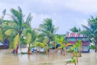  শহ‌রেও প্রবেশ ক‌রে‌ছে পানি, ত'লিয়ে গেছে ৫০ গ্রাম