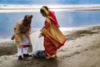 হানিমুনে গিয়ে কক্সবাজার সমুদ্রসৈকত পরিষ্কারে নামলেন নবদম্পতি হানিমুনে গিয়ে কক্সবাজার সমুদ্রসৈকত পরিষ্কারে নামলেন নবদম্পতি