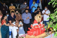 ঝমকালো আয়োজনে গণেশ পূজা শেষে সালমানের মিষ্টি বিতরণ