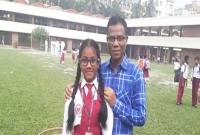 আল্লাহ তুমি আমার আব্বুর কষ্ট একটু কমিয়ে দাও : আকবরের মেয়ের আকুতি