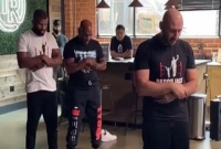 বিশ্বসেরা ৩ বক্সারের একসঙ্গে নামাজ আদায়ের ভি'ডিও ভাই'রাল