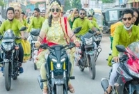 এবার শ্বশুরের কাছ থেকে মোটরসাইকেল উপহার পাচ্ছেন সেই বাইকার ফারহানা