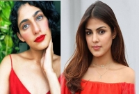 যৌ'নতার টোপ ব্যবহার করে ধনী লোকদের ফাঁসান রিয়া!