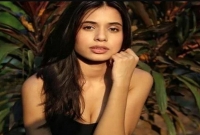 বাবার হুমকিতে মা’কে নিয়ে বাড়ি ছাড়া অভিনেত্রী!