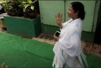 মমতা ব্যানার্জীর বাড়ির সামনে চললো গু'লি