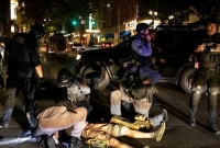 ব'র্ণবাদবিরো'ধীদের স'ঙ্গে ট্রাম্প স'মর্থ'কদের সংঘ'র্ষে নিহ'ত ১