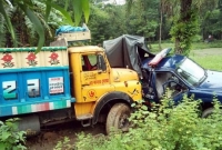 ট্রাকের ধা'ক্কায় রাস্তার নিচে পুলিশের গাড়ী, আহ'ত ৫