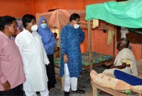 বৃদ্ধাশ্রমে চিকিৎসা কেন্দ্রের উদ্বোধন করে বৃদ্ধাদের সাথে দুপুরের খাবার খেলেন এমপি গোপাল