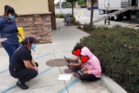 রেস্তোরাঁর ফ্রি ওয়াই-ফাই ব্যবহার করে স্কুলের হোমওয়ার্ক করছে দুই শিশু!