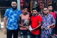 যাত্রীর আড়াই লাখ টাকা ও মোবাইল ফিরিয়ে দিলেন গরীব রিকশাচালক