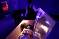 করোনার ভয় কাটাতে এই কফিনে শুয়ে থাকেন জাপানিরা