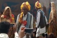 হাসপাতালে প্রেম, সুস্থ হয়েই ৫৫ বছরের বৃদ্ধাকে মহা ধুমধামে বিয়ে করলেন ৭০ বছরের বৃদ্ধ