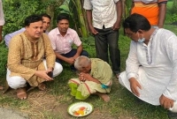 অ'ন্ধ বৃদ্ধা মাকে রাস্তায় বসিয়ে ভিক্ষা করান তার ছেলে, আজীবনের ভরণপোষণের দায়িত্ব নিলেন স্থানীয় সংসদ সদস্য