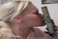 চুমু খেয়ে কুরআন অবমাননার প্র'তিবাদ করলেন সুইডিশ নারী