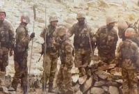 আবারো ভারতীয় সেনাদের অবস্থান লক্ষ্য করে র'ড, ব'র্শা ও লা'ঠি নিয়ে চীনা সেনারা