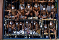 জেলখানায় গাদাগাদি করে থাকা কয়েদিরা এখন মাস্কও পরছেন