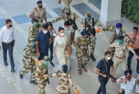 কঙ্গনাকে ওয়াই-প্লাস নিরাপ'ত্তা! কারা পেয়ে থাকেন এমন কমা'ন্ডো নিরা'পত্তা?