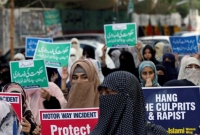 সন্তানের সামনেই মহিলাকে গ'ণ'ধ'র্ষ'ণ, উ'ল্টো পুরুষস'ঙ্গী ছাড়া বাহিরে যাওয়ায় মহিলাকে তি'র'স্কা'র