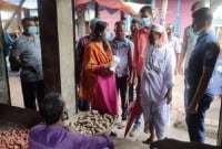 কাপাসিয়ায় বেশি দামে পিয়াজ বিক্রির দায়ে ৬ ব্যবসায়ীকে জরিমানা