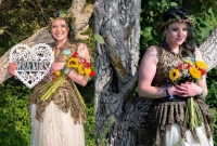 প্রথম বিবাহবার্ষিকী পালন, গাছকেই স্বামীর মর্যাদা দিয়েছেন এই নারী!