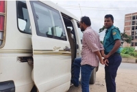 ব্যাংকে বো'মা নিয়ে প্রবেশ করে ম্যানেজারকে জি'ম্মি করে টাকা 'লুটের চেষ্টা