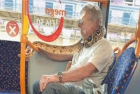 আস্ত সাপ গলায় পেঁচিয়ে বাসের আসনে যাত্রী! আস্ত সাপ গলায় পেঁচিয়ে বাসের আসনে যাত্রী!