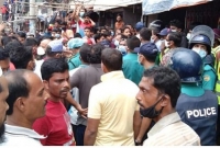 জ'রিমানা করায় ম্যাজিস্ট্রেট ও পুলিশের গাড়ি ঘে'রাও করলেন ব্যবসায়ীরা