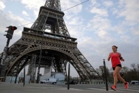 বো'মা মে'রে আইফেল টাওয়ার উড়িয়ে দেওয়ার হু'মকি