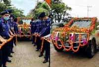 পুলিশের ব্যান্ড পার্টিসহ ফুল সজ্জিত গাড়ির দড়ি টেনে কক্সবাজারের এসপিকে বিদায়