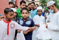 মসজিদে নামাজ পড়তে আসলেই উপহার পাচ্ছে শিশুরা