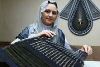 ৩ বছরে স্বর্ণের হরফে কুরআন লিখলেন ৩৩ বছরের এই নারী!