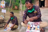 'আমার বউকে ফিরিয়ে দাও' প্ল্যাকার্ড হাতে শ্বশুরবাড়ির সামনে যুবক