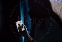 অভিমান করে প্রবাসী স্ত্রীকে ভিডিও কলে রেখে স্বামীর আত্মহ'ত্যা