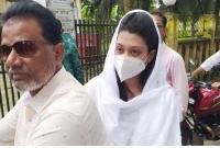 ব্রেকিং- সবার আগে বাবার সঙ্গে আদালতে হাজির মিন্নি