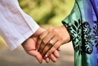 অফিস সহকারীর স্ত্রীকে নিয়ে প্রধান শিক্ষক উধাও