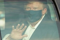 সমর্থকদের চ'মকে দিতে হাসপাতাল ছাড়লেন ট্রাম্প