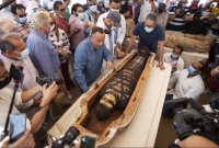 মিসরে ২৫০০ বছরের পুরনো কফিন খুলতেই ভিড় জমাচ্ছে হাজার হাজার মানুষ