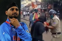 শিখের পাগড়ি খুলেছে কলকাতা পুলিশ, মমতা ব্যানার্জীকে টুইট হরভজনের