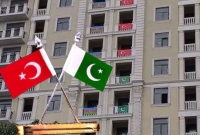 আজারবাইজানের মানুষ উড়াচ্ছে পাকিস্তান-তুরস্কের পতাকা