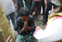 ইভটিজারকে কলার ধরে, পিটিয়ে পুলিশে দিলেন তরুণী ইভটিজারকে কলার ধরে, পিটিয়ে পুলিশে দিলেন তরুণী