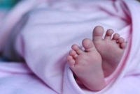 গোসল করতে গিয়ে সন্তান প্রসব, শিশুটিকে বাইরে ছুড়ে ফেললেন মা!