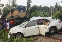 যশোরে ক্রসিংয়ে ট্রেনের ধা'ক্কায় প্রাইভেটকারের ৪ আরোহীর মৃত্যু