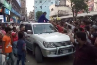 ঢাকায় সিনেমা হলে প্রাডো গাড়িতে পৌঁছালেন হিরো আলম, দুই দিকে শত শত মানুষ