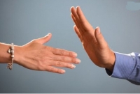 ধর্মীয় বিধি-নিষেধের কারণে নারীর সঙ্গে হাত মেলাতে অস্বীকৃতি, মুসলিম চিকিৎসককে নাগরিকত্ব দিল না জার্মানি